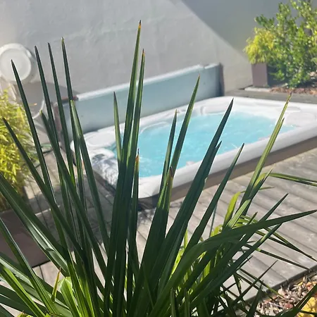 O Repaire De La Corniche *